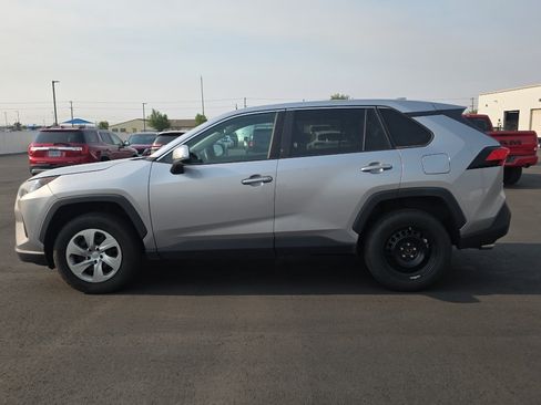 Used 2022 Toyota RAV4 LE AWD/4WD image 4