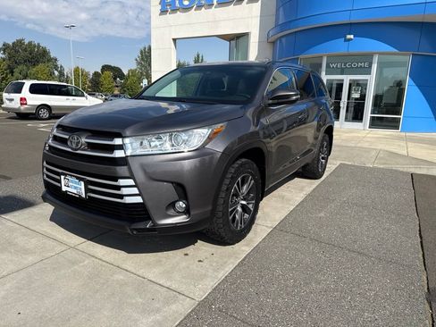 Used 2018 Toyota Highlander Plus AWD/4WD image 13