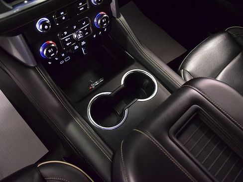 Used 2021 GMC Yukon SLT w/ SLT Premium Package image 23