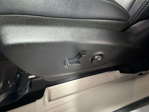 Used 2024 Chrysler Pacifica Touring-L image 14