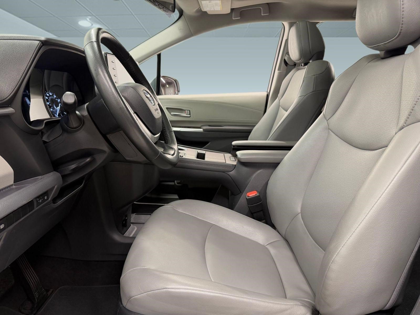 Used 2024 Toyota Sienna XLE FWD image 4