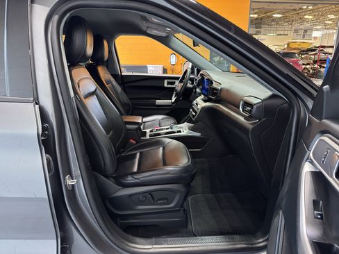 Used 2022 Ford Explorer XLT w/ Equipment Group 202A AWD/4WD image 18