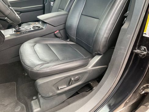 Used 2018 Ford Explorer XLT w/ Equipment Group 202A FWD image 13