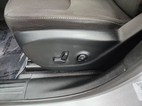 Used 2017 Jeep Cherokee Latitude w/ Cold Weather Group AWD/4WD image 13