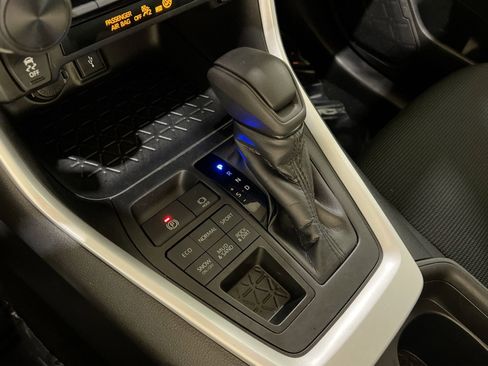 Used 2021 Toyota RAV4 LE image 20