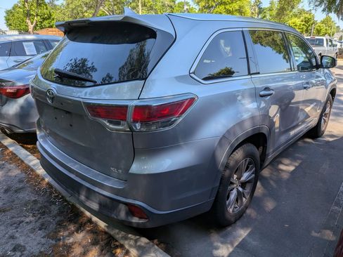 Used 2014 Toyota Highlander XLE FWD image 2
