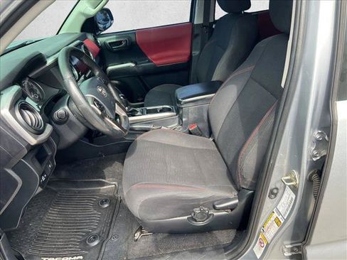 Used 2018 Toyota Tacoma SR5 RWD image 11