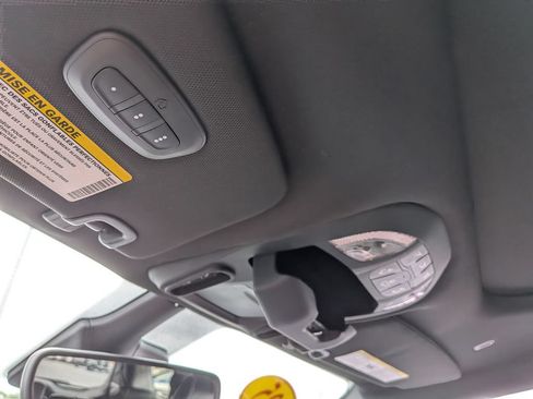Used 2025 Chrysler Pacifica Limited FWD image 18