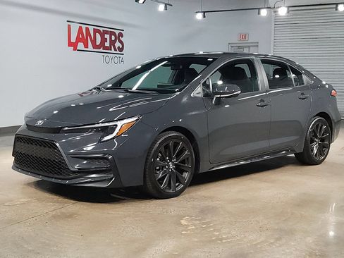 Used 2025 Toyota Corolla SE FWD image 3