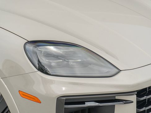 Used 2025 Porsche Cayenne GTS AWD/4WD image 31