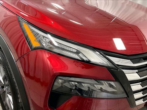 Used 2025 Nissan Rogue S image 32