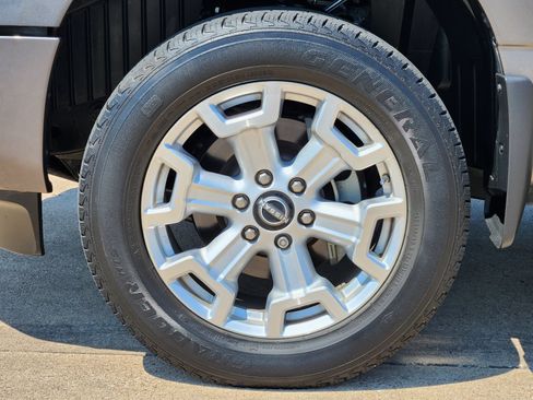 Used 2023 Nissan Titan SV w/ SV Convenience Package AWD/4WD image 16