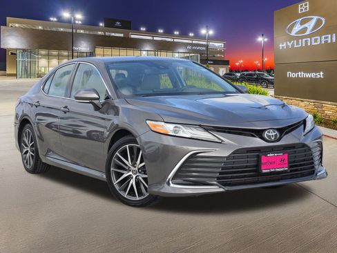 Used 2023 Toyota Camry XLE image 3