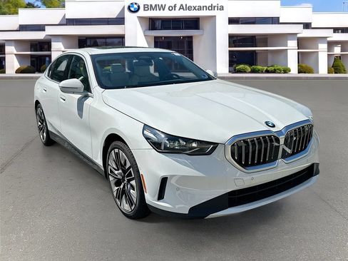 Used 2026 BMW 530i xDrive w/ Premium Package AWD/4WD image 3