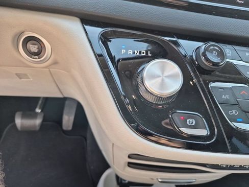 Used 2024 Chrysler Pacifica Touring-L FWD image 26