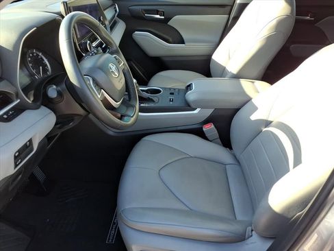 Used 2023 Toyota Highlander XLE FWD image 12