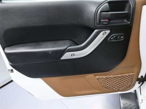 Used 2017 Jeep Wrangler Unlimited Sahara w/ Connectivity Group image 40