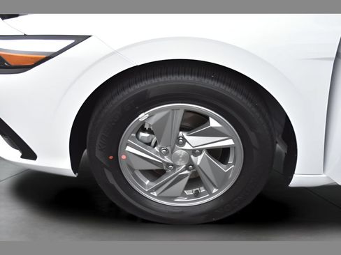 New 2026 Hyundai Elantra SE FWD image 8