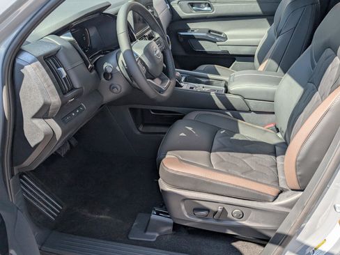 New 2026 Nissan Pathfinder Platinum FWD image 5