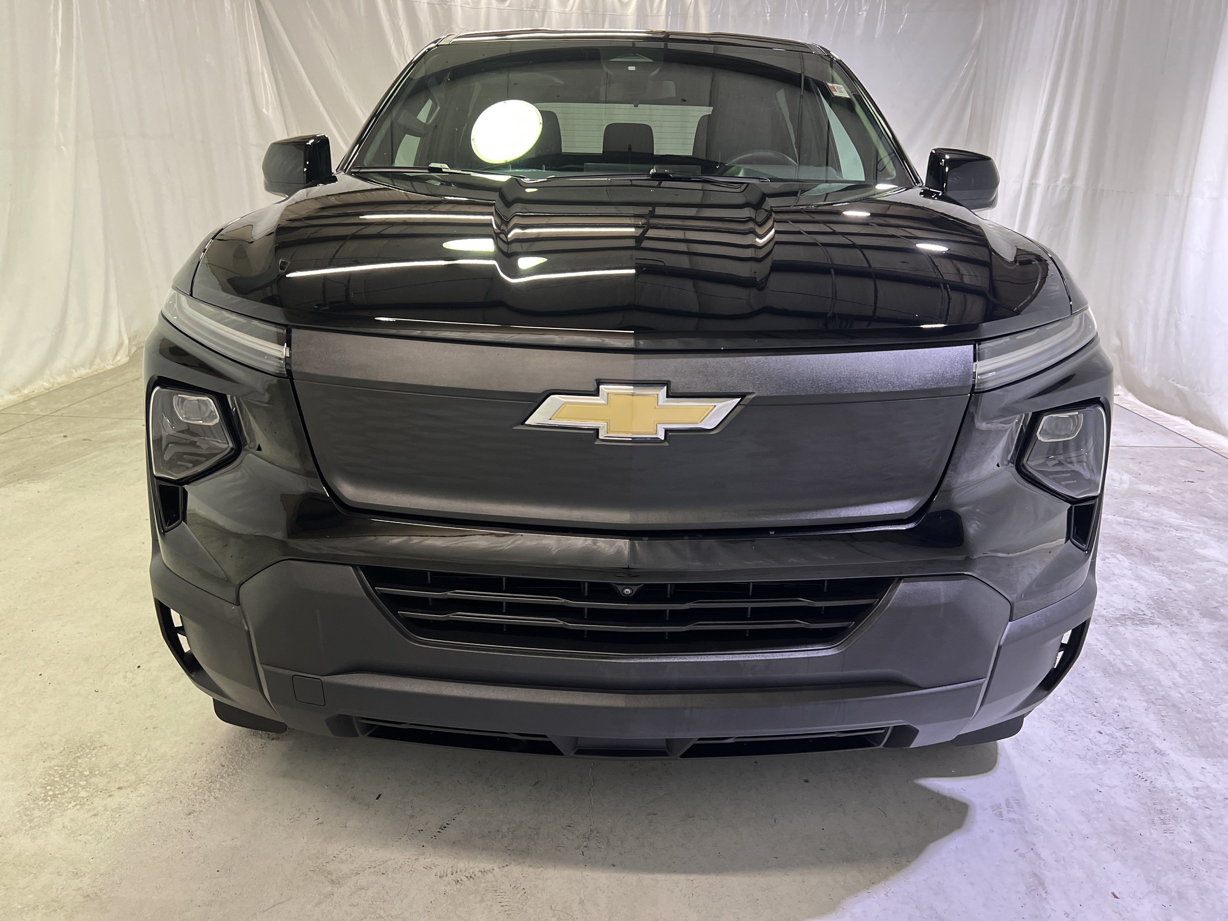 Certified 2025 Chevrolet Silverado EV W/T AWD/4WD image 3