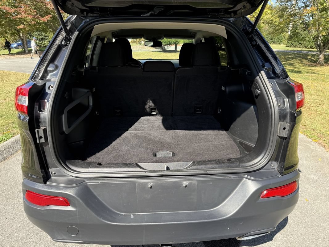 Used 2015 Jeep Cherokee Latitude w/ Cold Weather Group AWD/4WD image 34