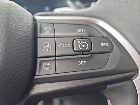 Used 2024 Jeep Grand Cherokee Altitude AWD/4WD image 17