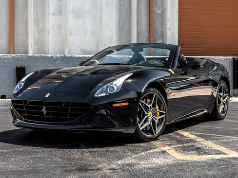 Used 2017 Ferrari California T RWD image 16