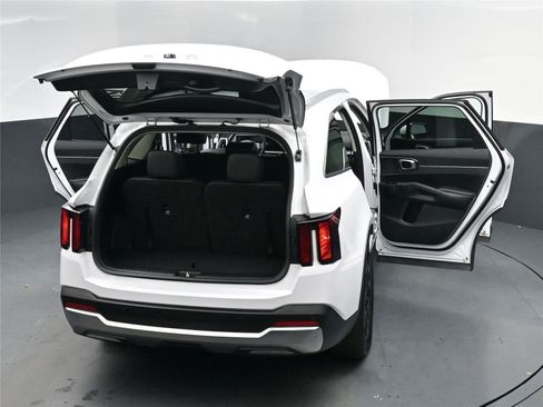 Used 2025 Kia Sorento S image 16