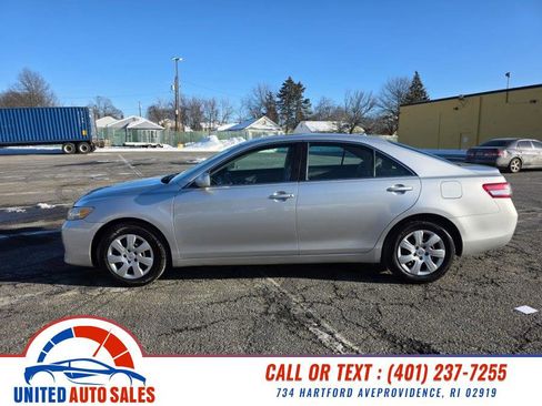 Used 2011 Toyota Camry LE image 2