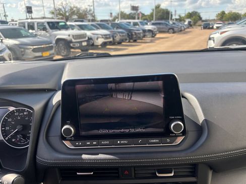 Used 2025 Nissan Rogue SV AWD/4WD image 25