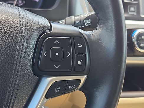 Used 2017 Toyota Highlander Limited FWD image 17