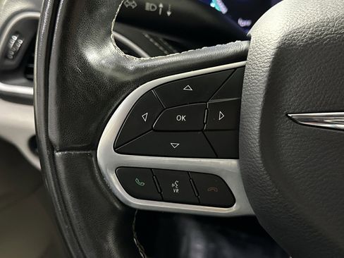 Used 2022 Chrysler Pacifica Touring-L w/ Uconnect Theater Family Group image 21