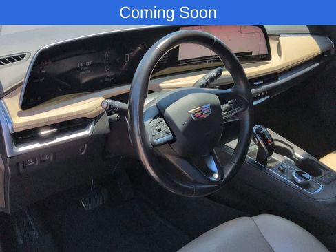 Used 2024 Cadillac XT4 Luxury w/ Cold Weather Package FWD image 2