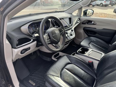 Used 2022 Chrysler Pacifica Touring-L image 28