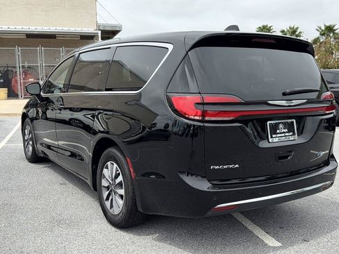 Used 2025 Chrysler Pacifica Select FWD image 17