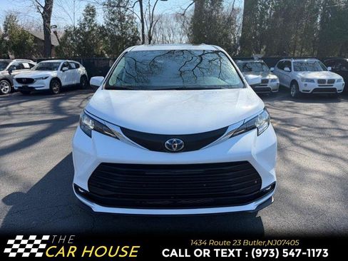 Used 2025 Toyota Sienna XLE FWD image 5