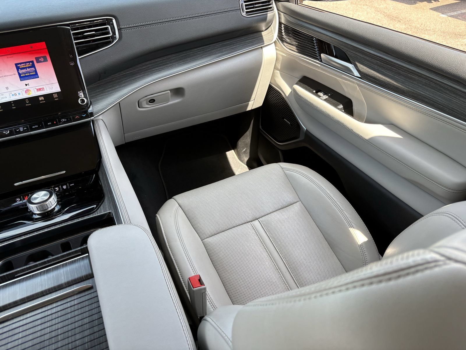 Used 2024 Jeep Wagoneer Series II w/ Flexible Seating Group RWD image 17