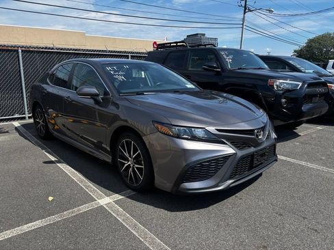 Used 2024 Toyota Camry SE FWD image 3