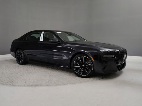 Used 2025 BMW i7 xDrive60 w/ Premium Package image 26