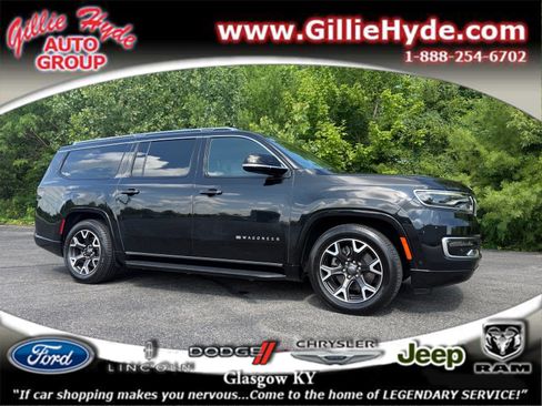 Used 2024 Jeep Wagoneer L Series III w/ Flexible Seating Group AWD/4WD image 1