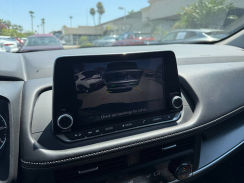 Used 2025 Nissan Rogue SV FWD image 25