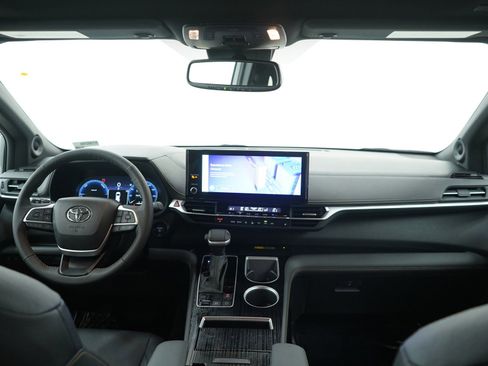 Used 2025 Toyota Sienna XLE Woodland Edition image 13