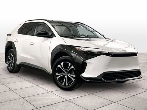 Used 2024 Toyota bZ4X XLE w/ Weather Package image 2