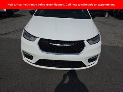 Used 2025 Chrysler Pacifica Select