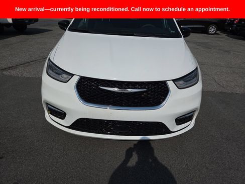 Used 2025 Chrysler Pacifica Select FWD image 1
