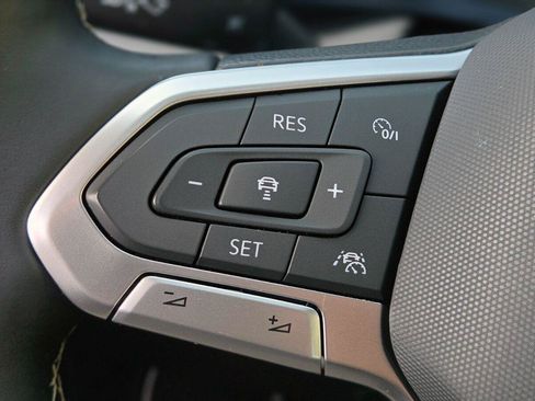 Used 2023 Volkswagen Taos SE w/ Panoramic Sunroof Package FWD image 29