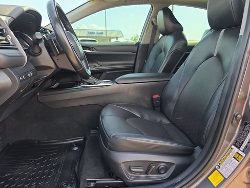 Used 2020 Toyota Camry XSE FWD image 10