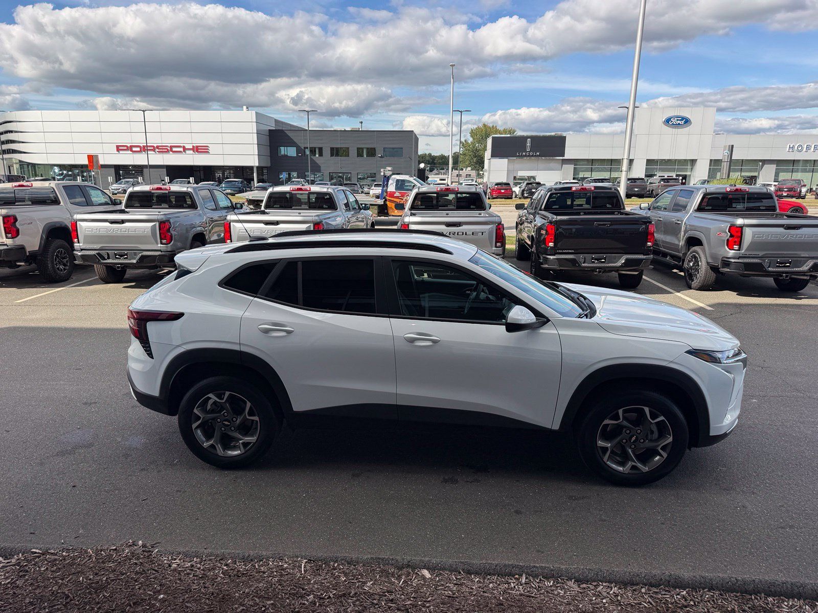 Used 2025 Chevrolet Trax LT FWD image 7