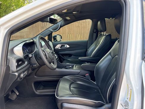 Used 2025 Chrysler Pacifica Limited FWD image 10