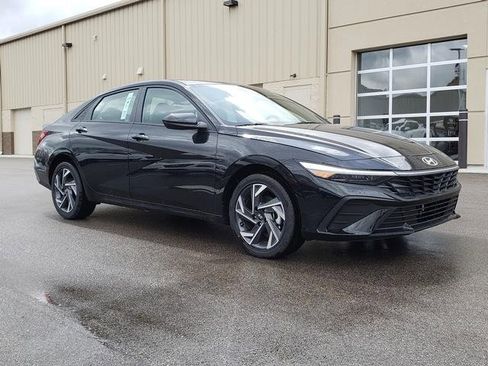 New 2025 Hyundai Elantra SEL image 3